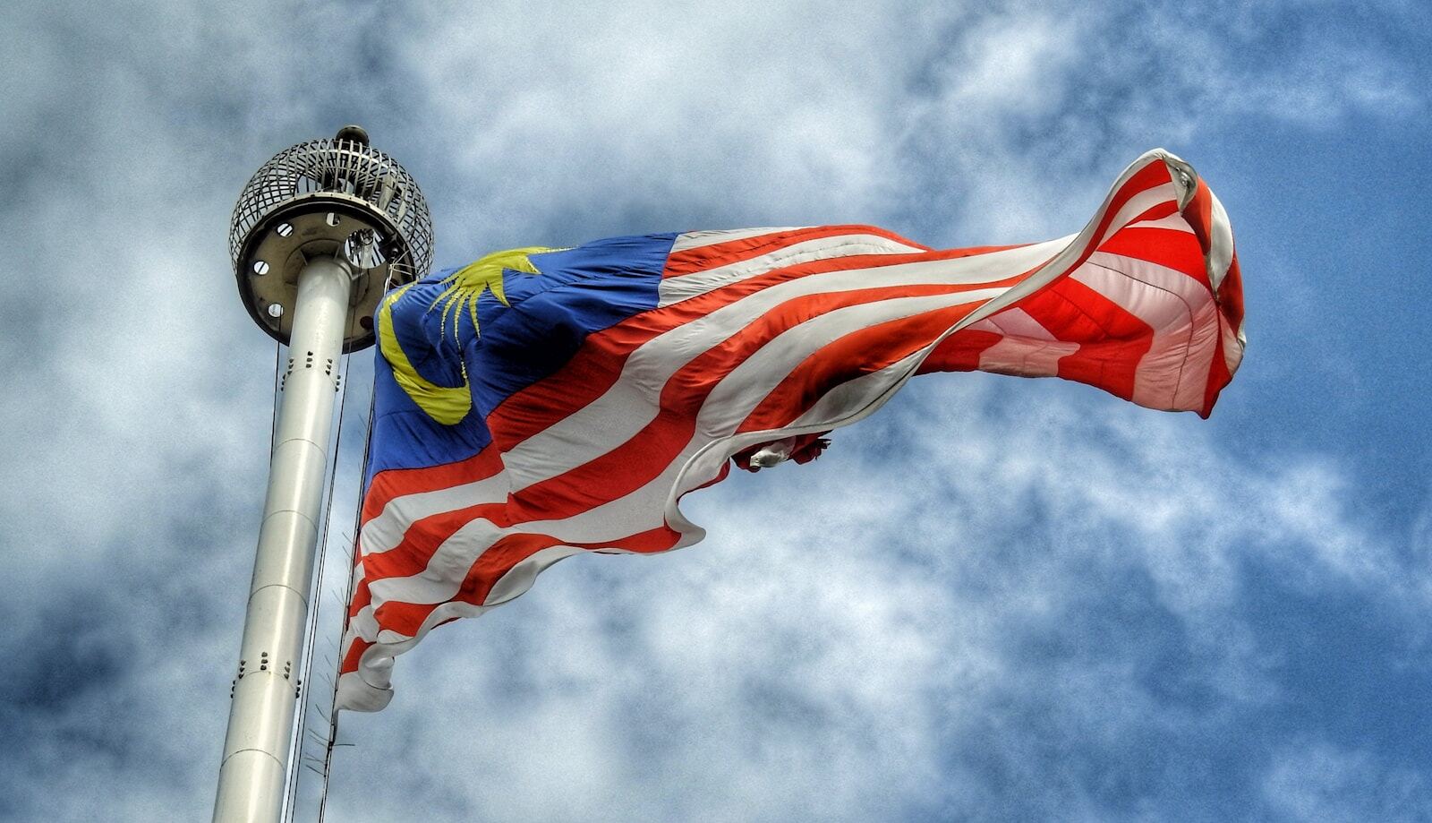 Bendera Malaysia di KL Tower — ilustrasi pencapaian kapasiti solar nasional