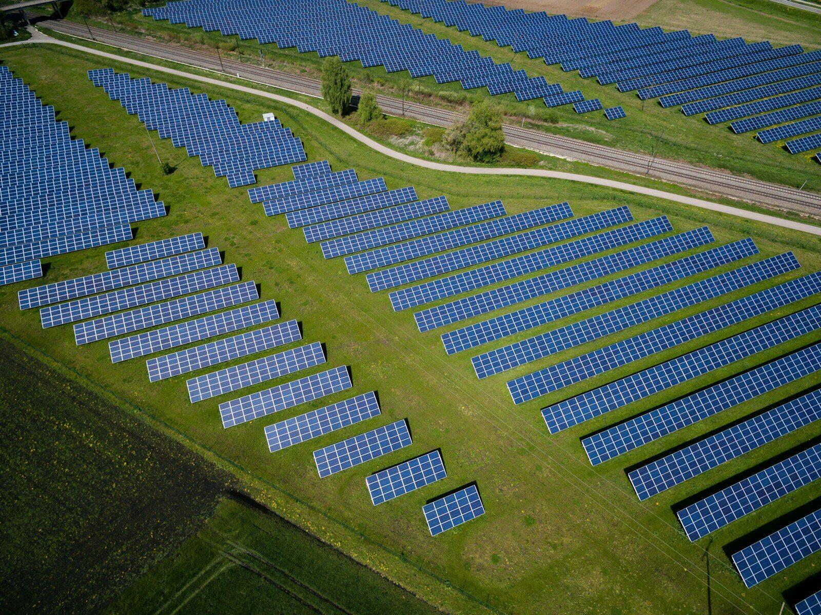 Landskap solar bumbung — ilustrasi analisis TransitionZero